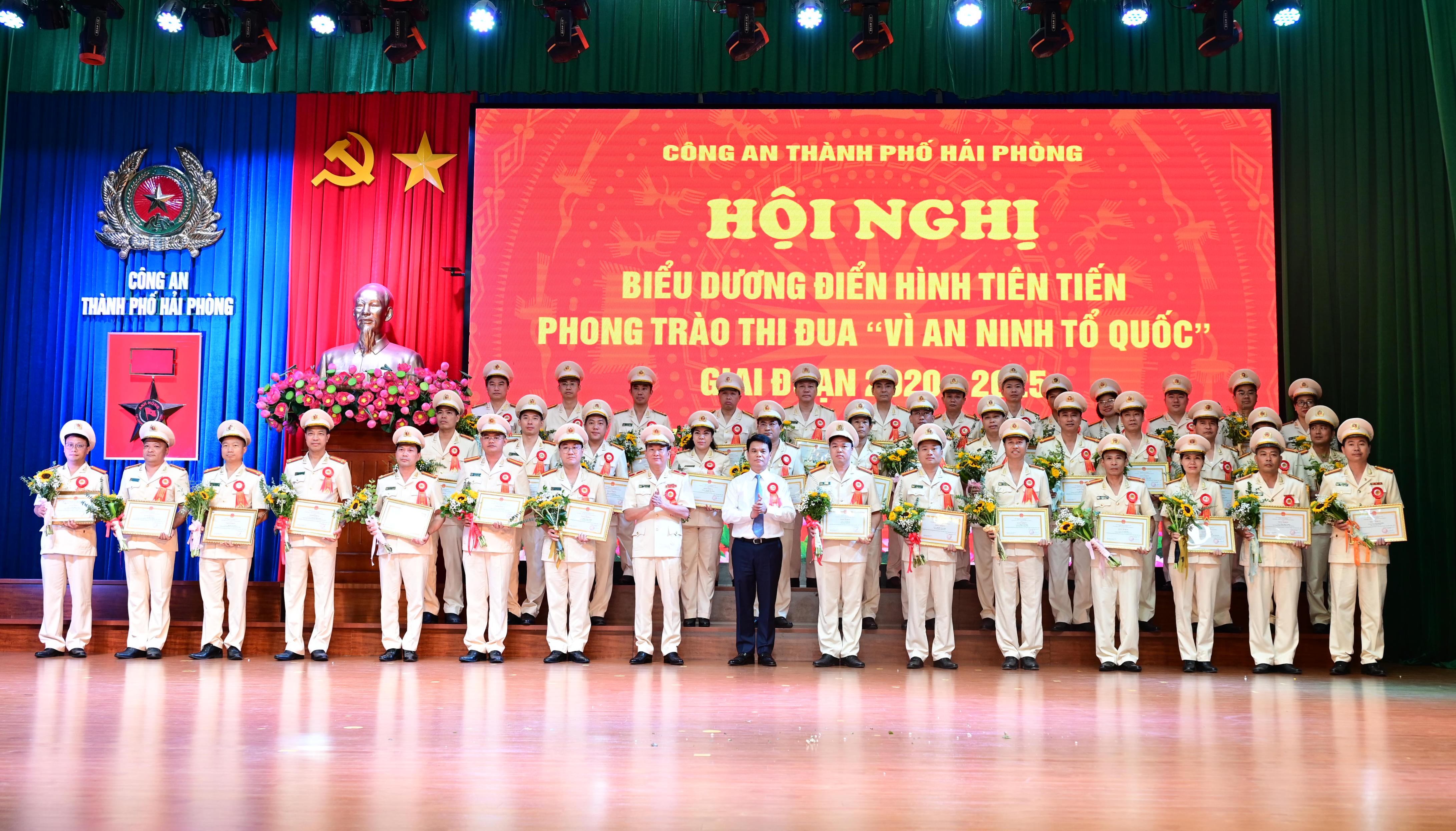 Vinh danh 100 gương điển hình tiên tiến trong phong trào thi đua “Vì an ninh Tổ quốc” và phong trào toàn dân bảo vệ an ninh Tổ quốc